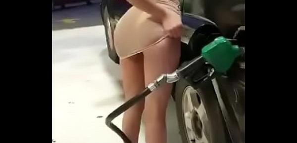  Latina Ninfeta Espetacular Exibiu as Tetas e a Xerequinha no Posto de Gasolina Enquanto Abastecia o Carro